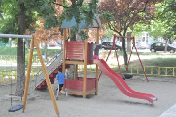 Începe reamenajarea locurilor de joacă pentru copii 